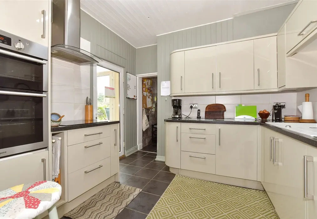 Kitchen - Woodnesborough Lane, Eastry, Sandwich, Kent - Wards of Kent