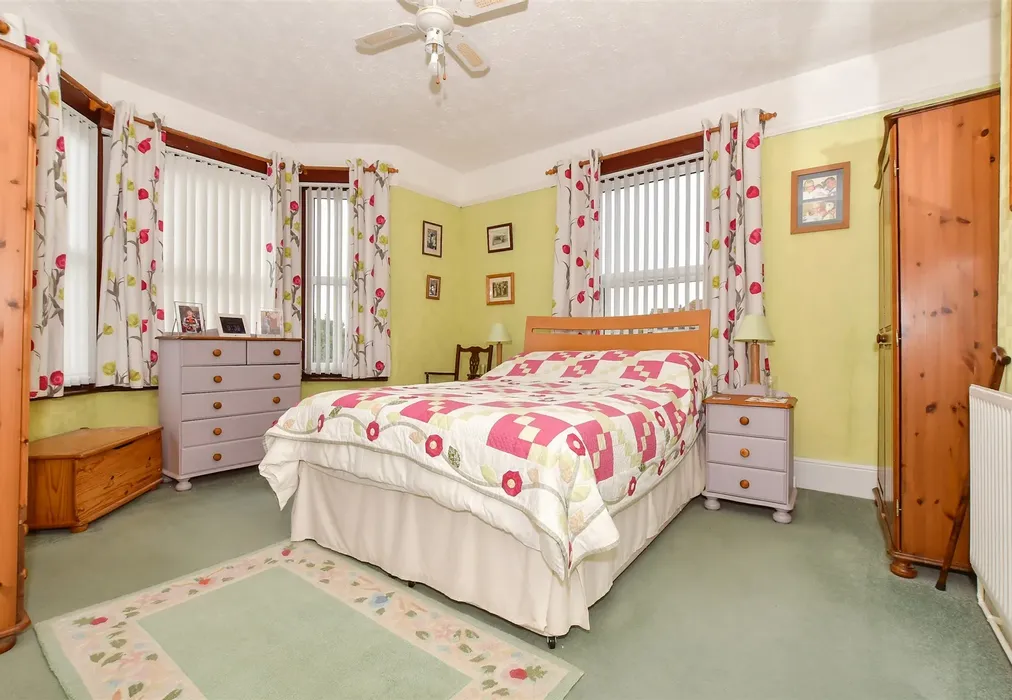 Bedroom 1 - Woodnesborough Lane, Eastry, Sandwich, Kent - Wards of Kent