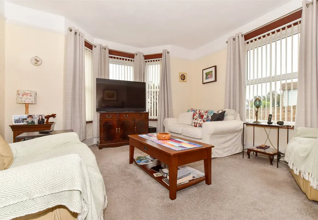 Lounge - Woodnesborough Lane, Eastry, Sandwich, Kent - Wards of Kent