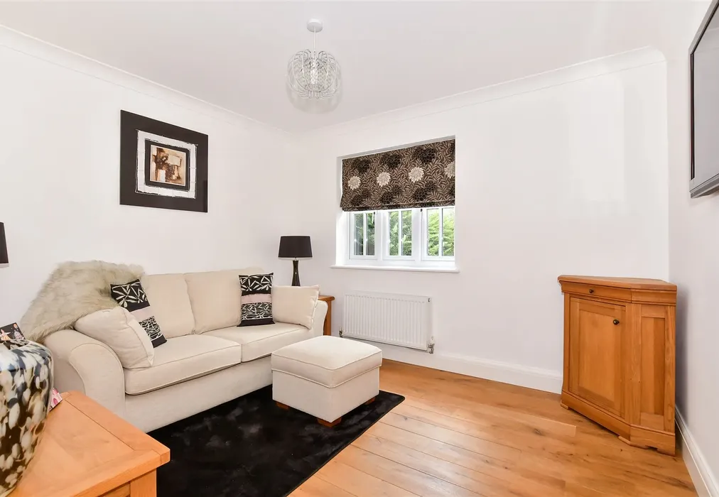 Family Room - Vigor Close, East Malling, Kent - Wards of Kent