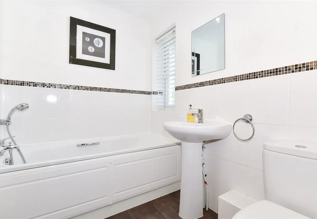 Bathroom - Vigor Close, East Malling, Kent - Wards of Kent