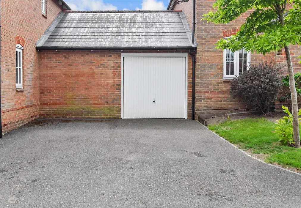 Driveway/Parking - Vigor Close, East Malling, Kent - Wards of Kent
