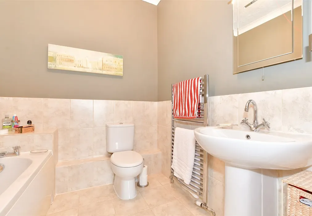 Bathroom - Guildford Road, Horsham, West Sussex - Wards of Kent