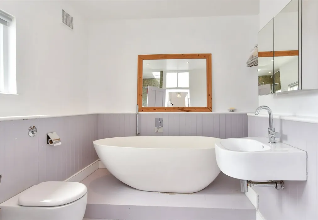 Bathroom - Havelock Road, Brighton, East Sussex - Wards of Kent