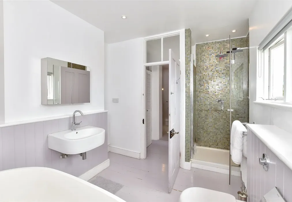 Bathroom - Havelock Road, Brighton, East Sussex - Wards of Kent