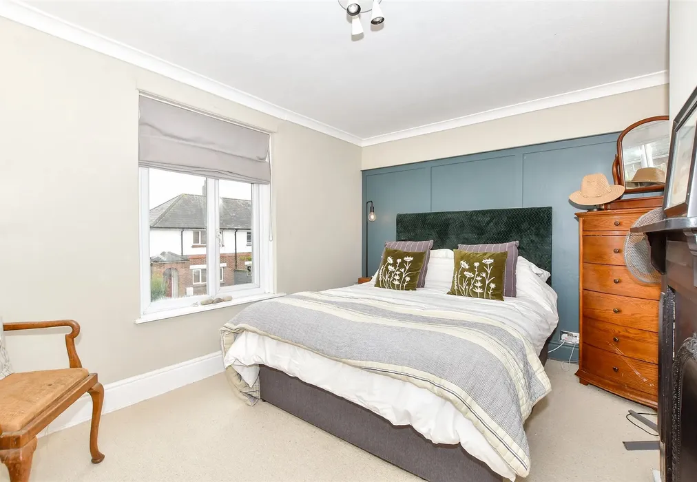 Bedroom 1 - Williams Road, Bosham, Chichester, West Sussex - Wards of Kent