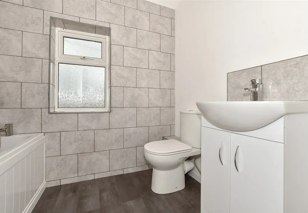 Bathroom - Rectory Road, Deal, Kent - Wards of Kent