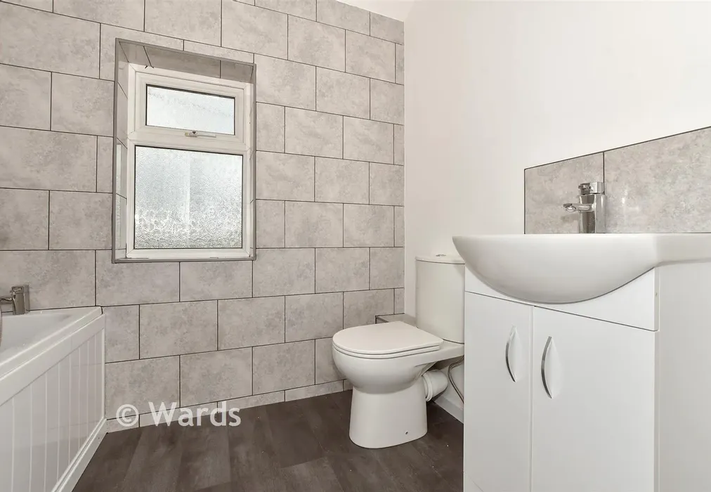 Bathroom - Rectory Road, Deal, Kent - Wards of Kent