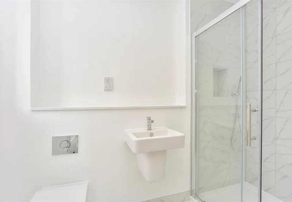 En-Suite Shower Room - Willow Close, Chequers Road, Minster On Sea, Sheerness, Kent - Wards of Kent