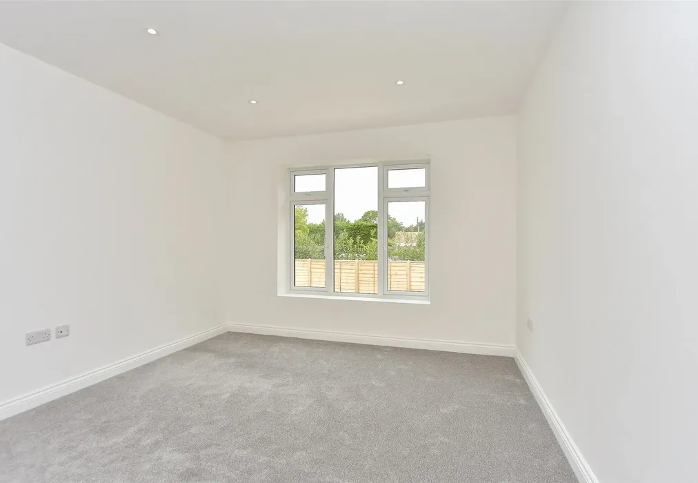 Bedroom 1 - Willow Close, Chequers Road, Minster On Sea, Sheerness, Kent - Wards of Kent