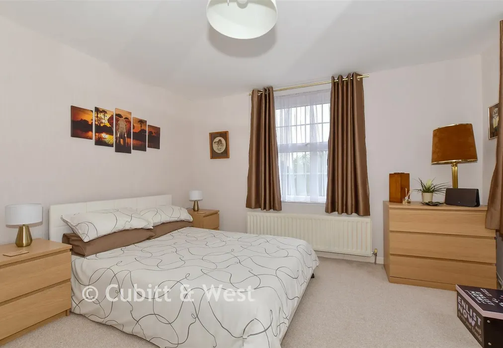 Bedroom 1 - Argos Hill, Mark Cross, Crowborough, East Sussex - Wards of Kent