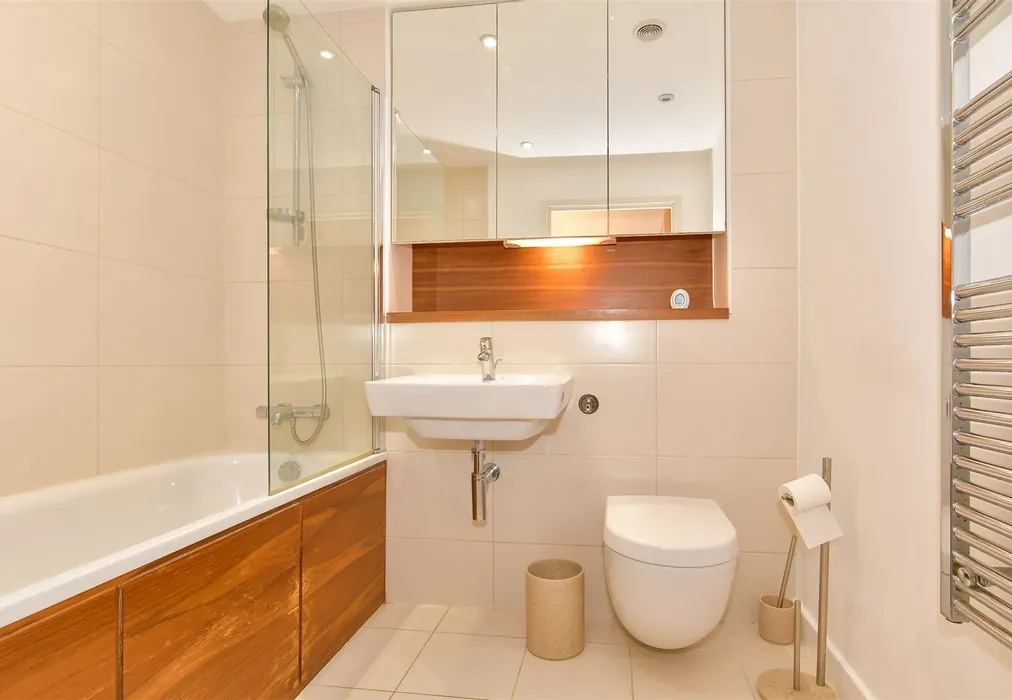 Bathroom - Dock Head Road, Chatham, Kent - Wards of Kent