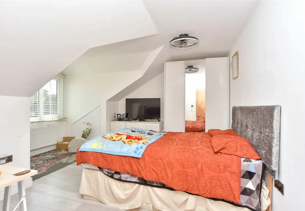 Bedroom 1 - Windsor Drive, Sittingbourne, Kent - Wards of Kent