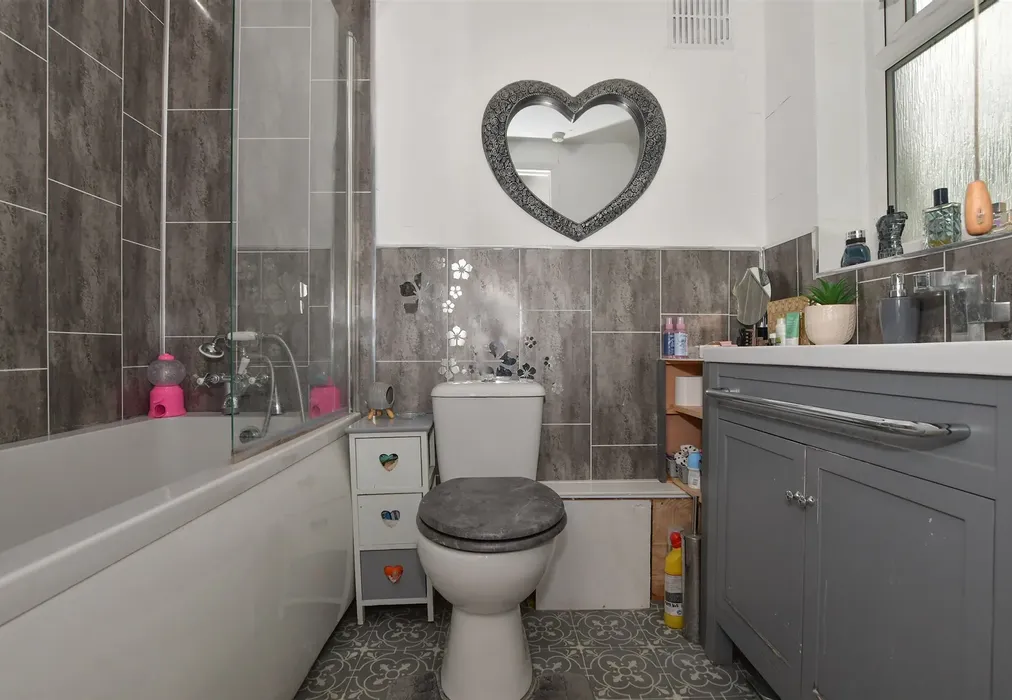 Bathroom - Kent Road, Halling, Rochester, Kent - Wards of Kent