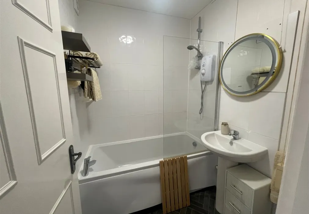 Bathroom - School Road, Tilmanstone, Deal, Kent - Wards of Kent