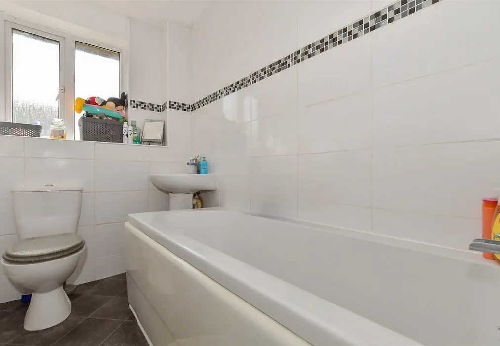 Bathroom - The Quern, Maidsatone, Kent - Wards of Kent