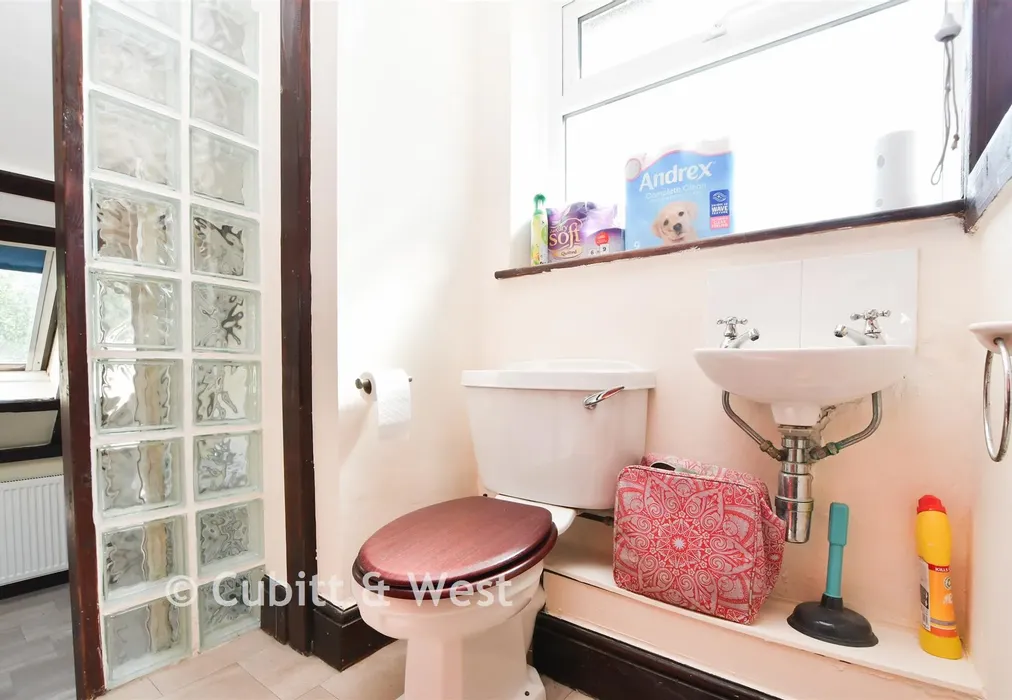 Bathroom - North Road, Three Bridges, Crawley, West Sussex - Wards of Kent