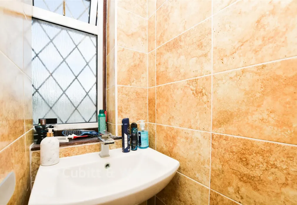 En-Suite - North Road, Three Bridges, Crawley, West Sussex - Wards of Kent