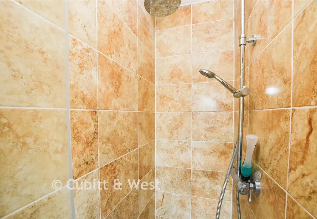 En-Suite - North Road, Three Bridges, Crawley, West Sussex - Wards of Kent
