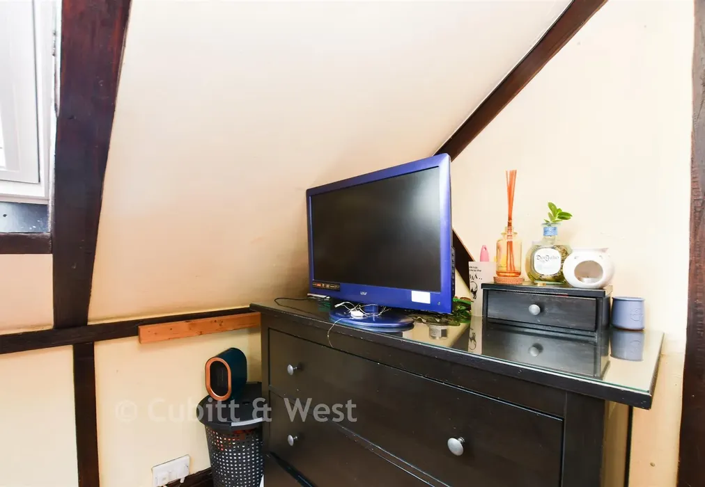 Bedroom 2 - North Road, Three Bridges, Crawley, West Sussex - Wards of Kent
