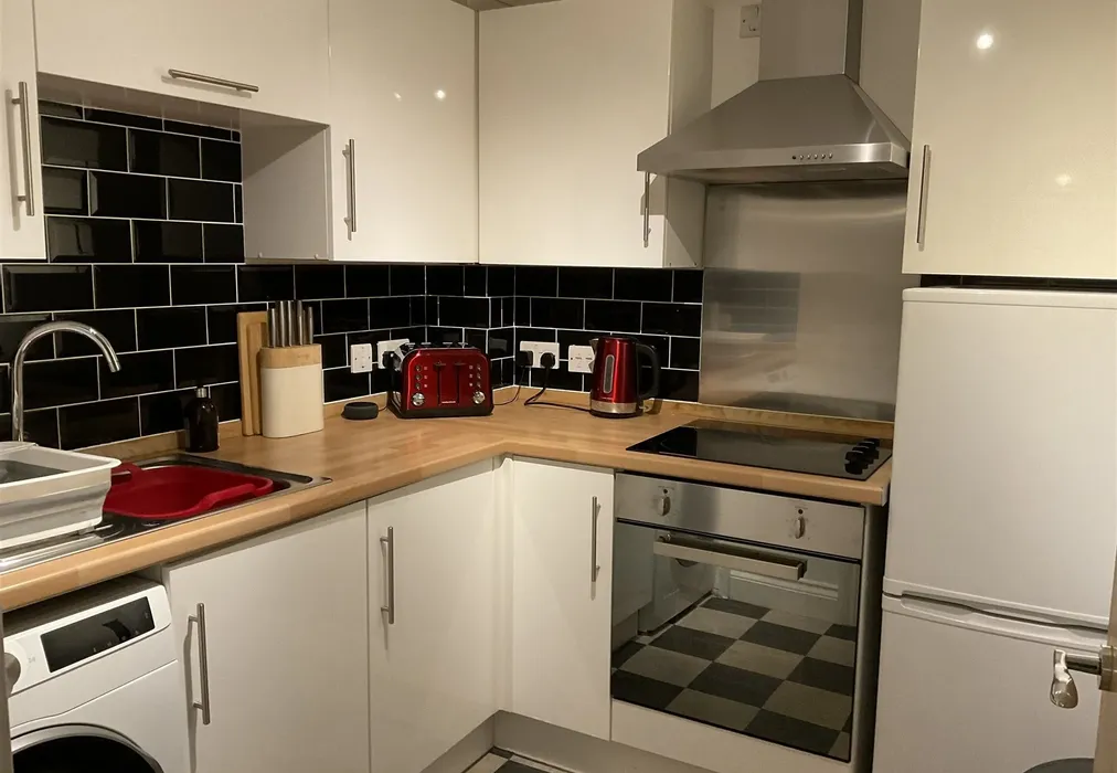 Kitchen - Maidstone Road, Paddock Wood, Kent - Wards of Kent