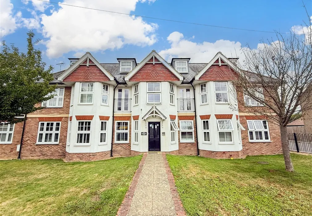 Front Shot - Maidstone Road, Paddock Wood, Kent - Wards of Kent