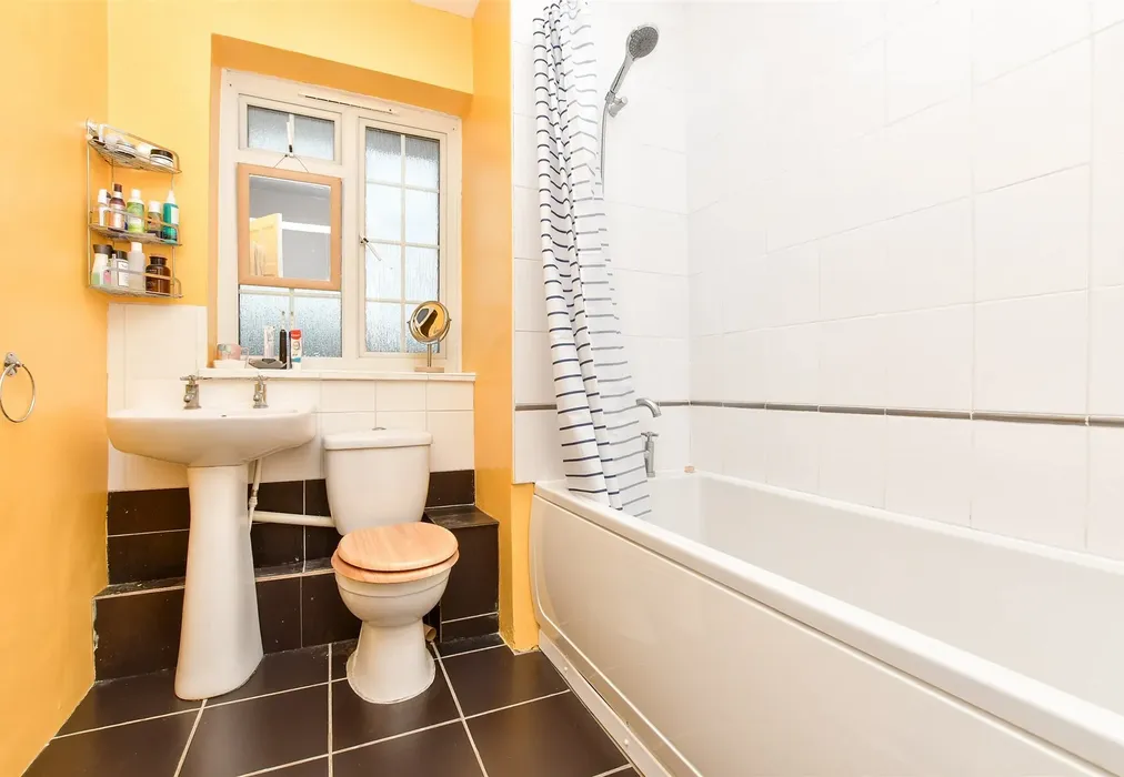Bathroom - Morden Close, Tadworth, Surrey - Wards of Kent