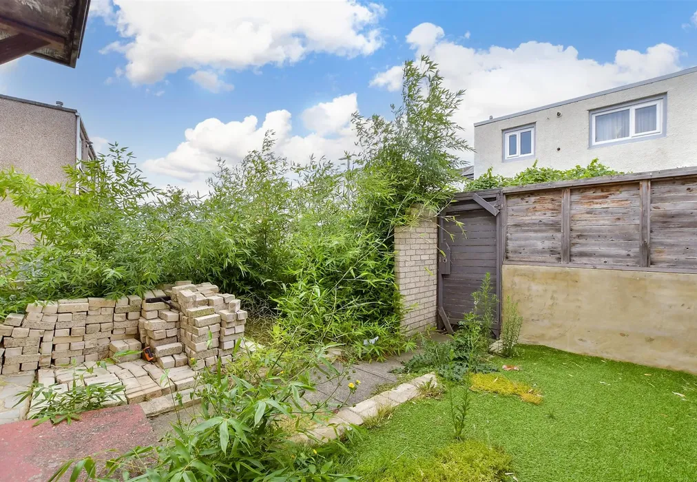 Front Garden - Sturrocks, Basildon, Essex - Wards of Kent