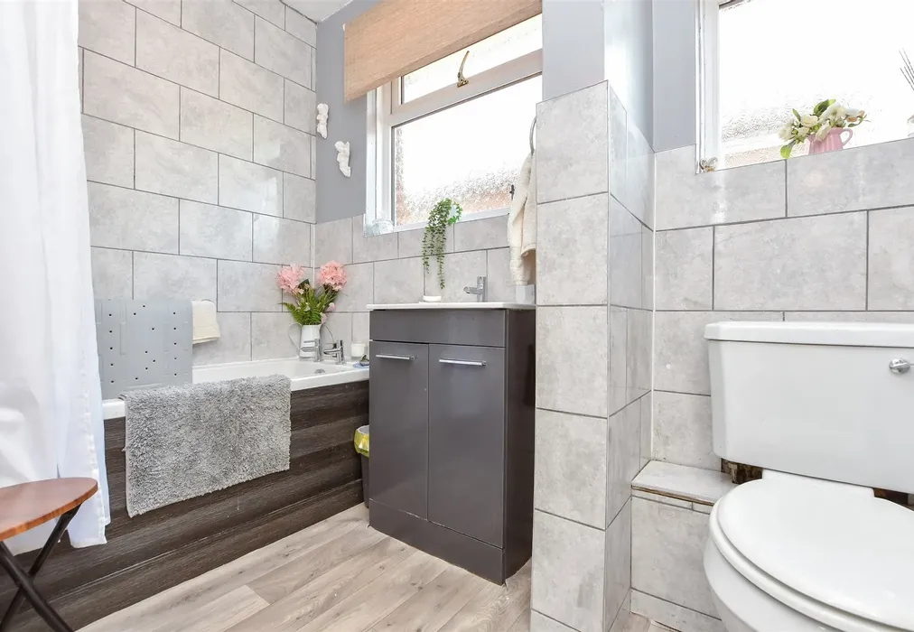 Bathroom - St. Anthony's Way, Cliftonville, Margate, Kent - Wards of Kent
