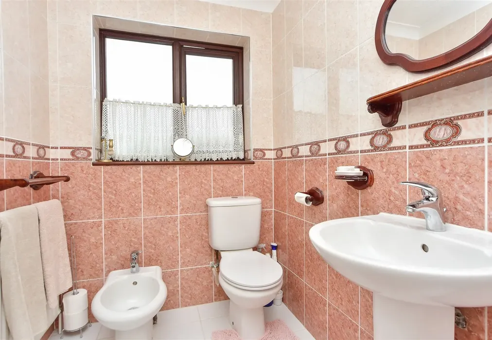 En-Suite Bathroom - Seaside Avenue, Minster-On-Sea, Sheerness, Kent - Wards of Kent