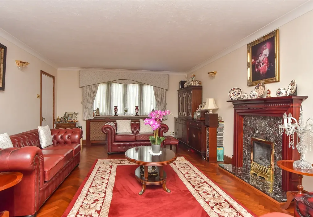 Lounge/Diner - Seaside Avenue, Minster-On-Sea, Sheerness, Kent - Wards of Kent