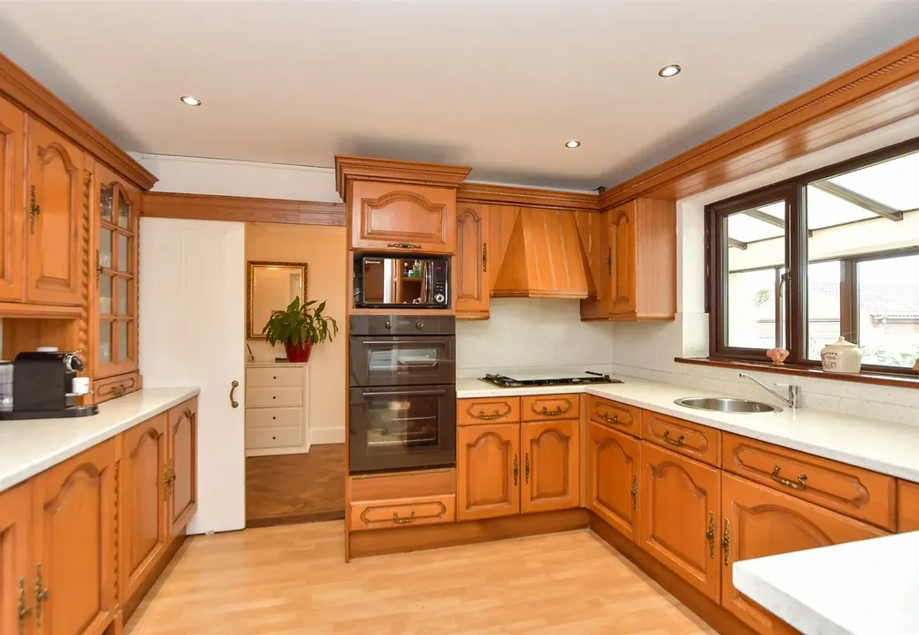 Kitchen - Seaside Avenue, Minster-On-Sea, Sheerness, Kent - Wards of Kent