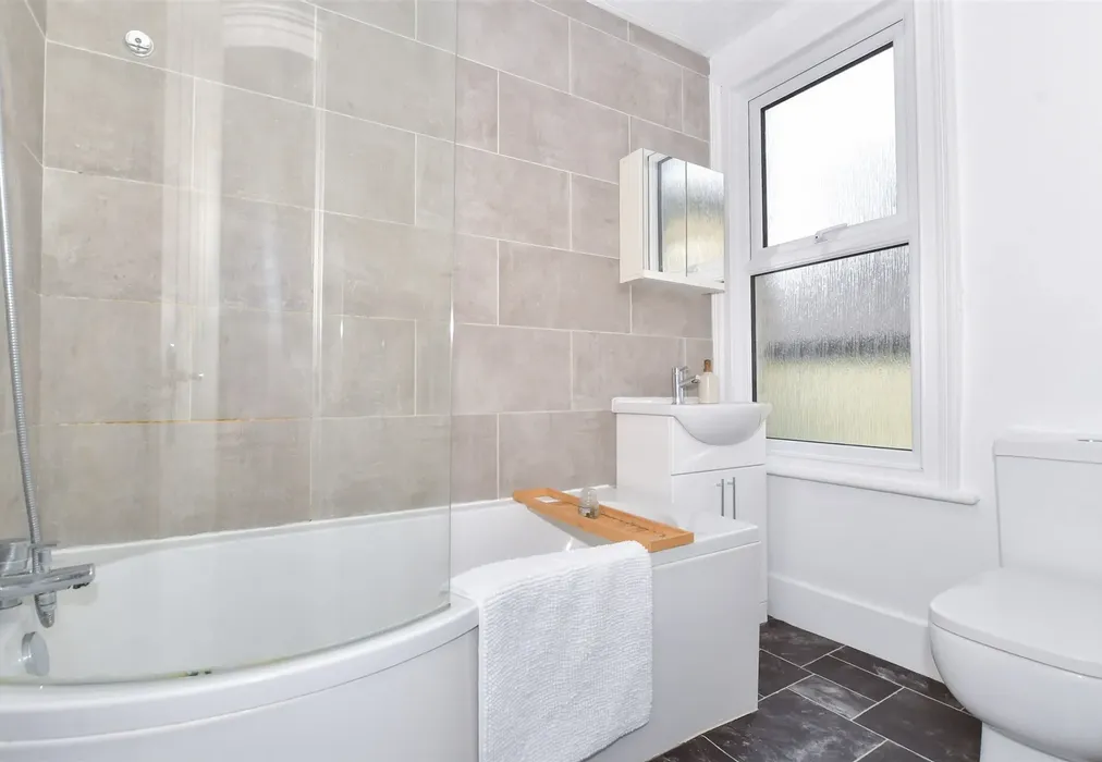 Bathroom - Heathorn Street, Maidstone, Kent - Wards of Kent
