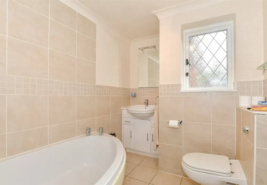 Bathroom - Cuckfield Lane, Warninglid, Haywards Heath, West Sussex - Wards of Kent