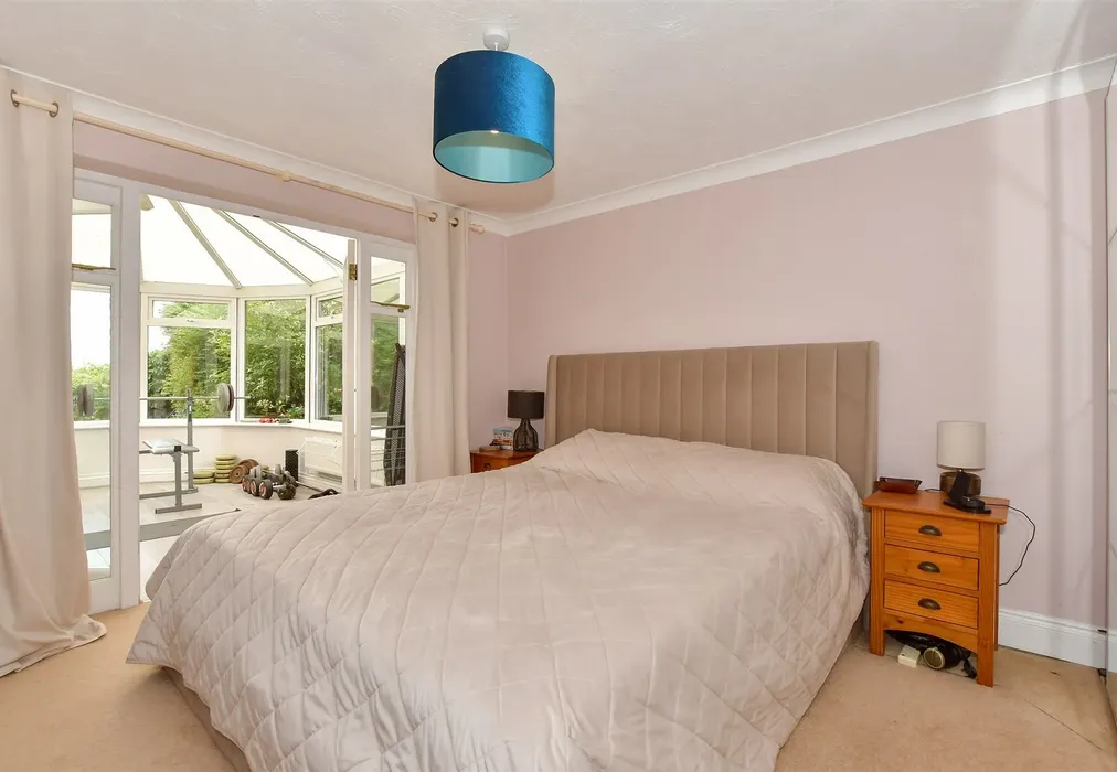 Bedroom 1 - Cuckfield Lane, Warninglid, Haywards Heath, West Sussex - Wards of Kent