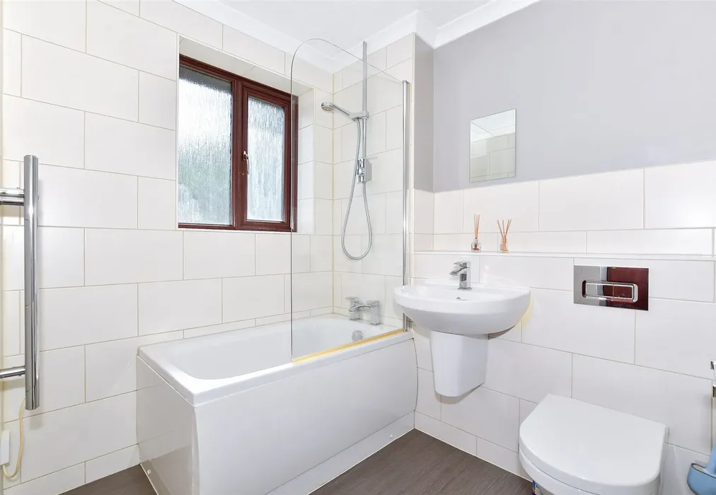 Bathroom - Postmill Drive, Tovil Mill, Maidstone, Kent - Wards of Kent