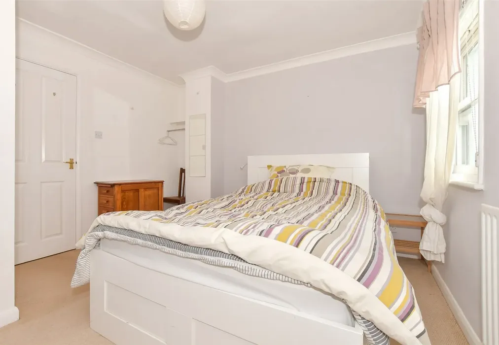 Bedroom 1 - Stream Walk, Whitstable, Kent - Wards of Kent