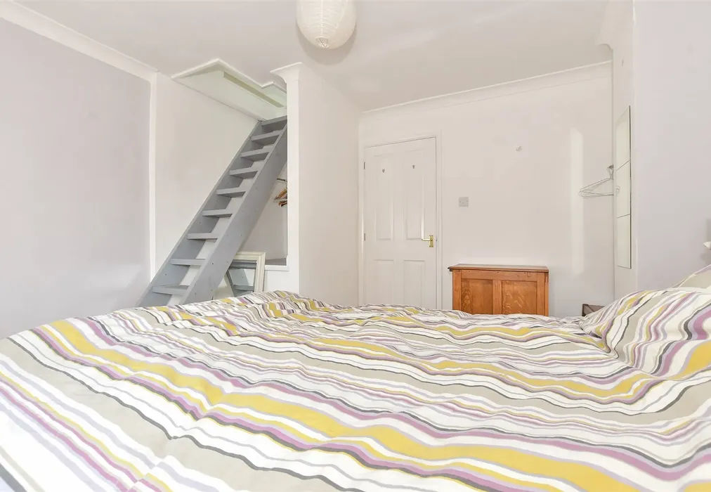 Bedroom 1 - Stream Walk, Whitstable, Kent - Wards of Kent
