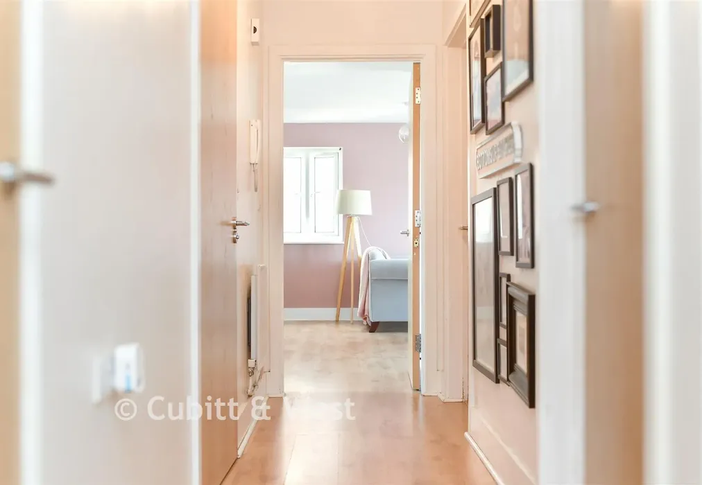 Hallway - Station Approach, Horley, Surrey - Wards of Kent