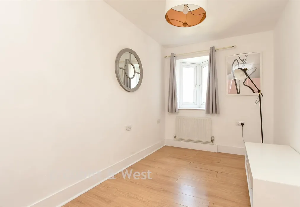 Bedroom 2 - Station Approach, Horley, Surrey - Wards of Kent