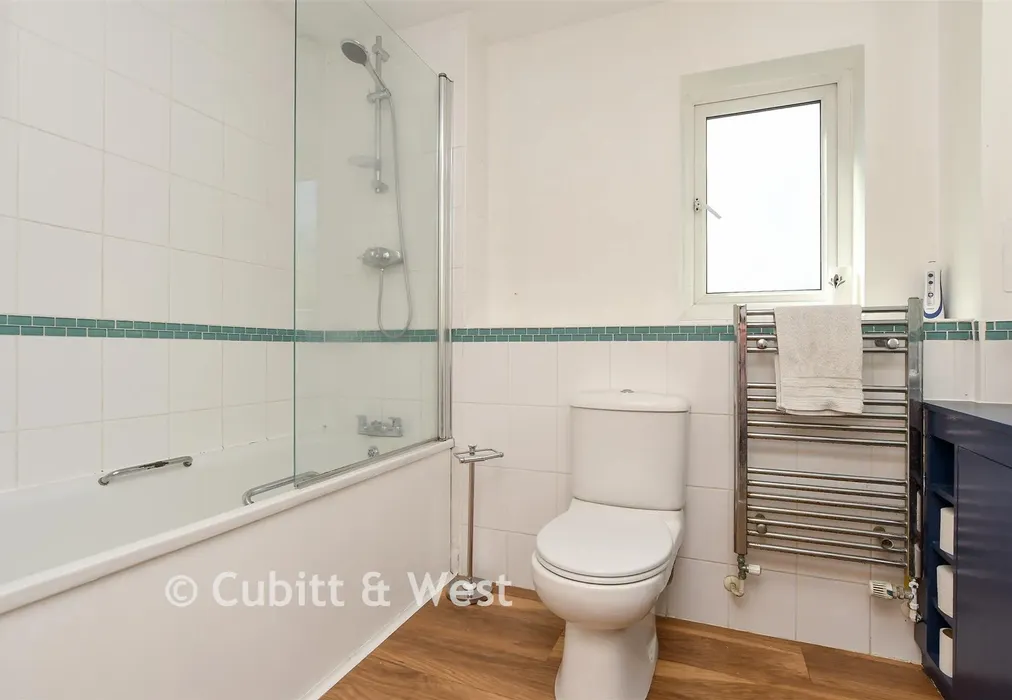 Bathroom - Station Approach, Horley, Surrey - Wards of Kent