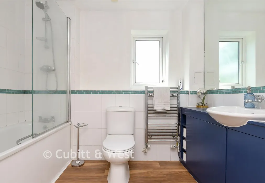 Bathroom - Station Approach, Horley, Surrey - Wards of Kent