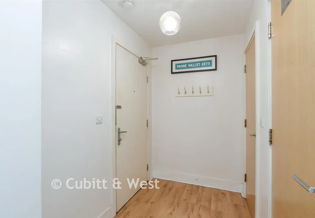 Entrance Hall - Station Approach, Horley, Surrey - Wards of Kent