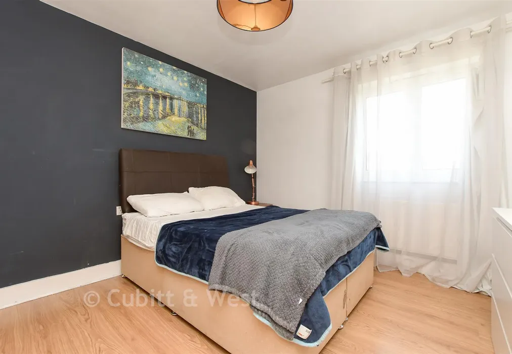 Bedroom 1 - Station Approach, Horley, Surrey - Wards of Kent
