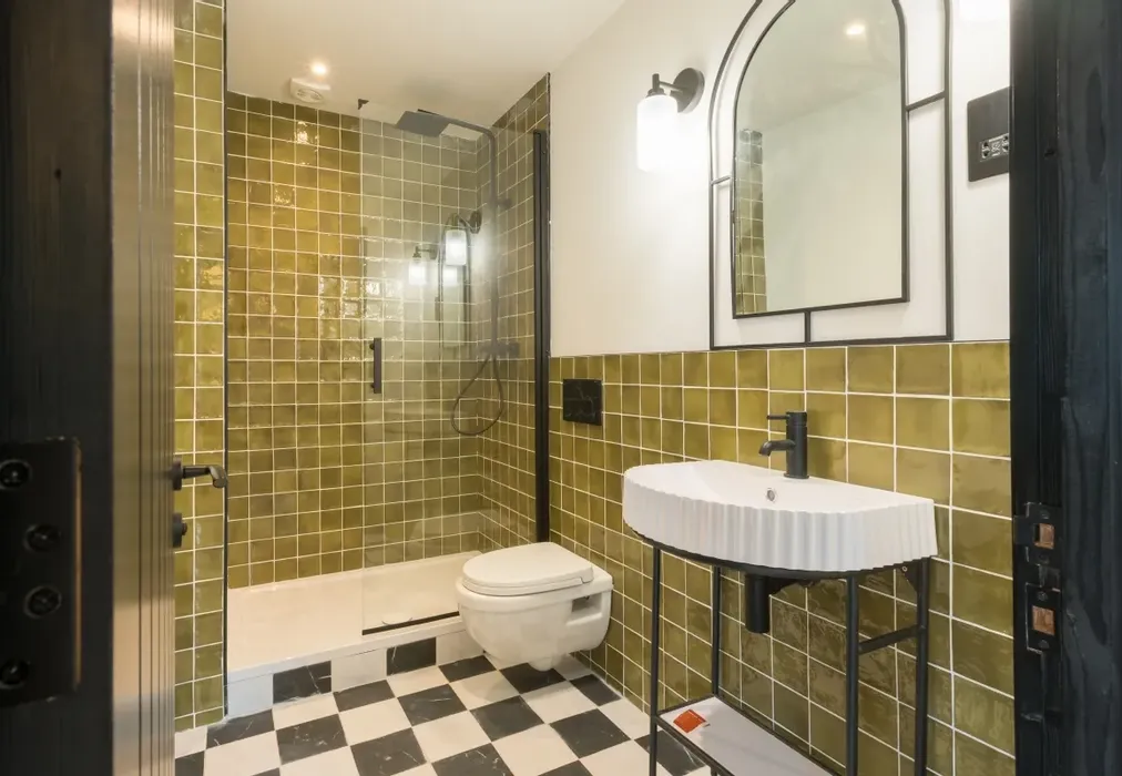 Hibernia 3 shower... - Hibernia Street Ramsgate CT11 - Wards of Kent