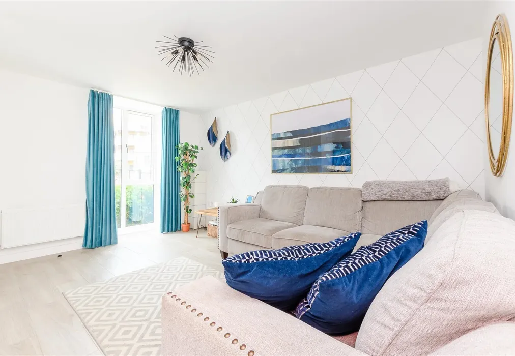 Lounge - Crete Hall Road, Northfleet, Gravesend, Kent - Wards of Kent