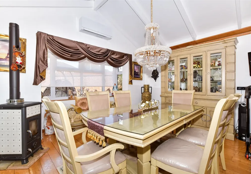 Garden Room - Halfpenny Close, Maidstone, Kent - Wards of Kent
