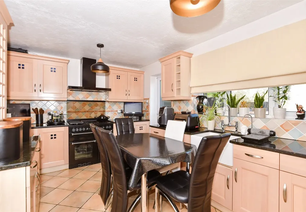 Kitchen - Halfpenny Close, Maidstone, Kent - Wards of Kent