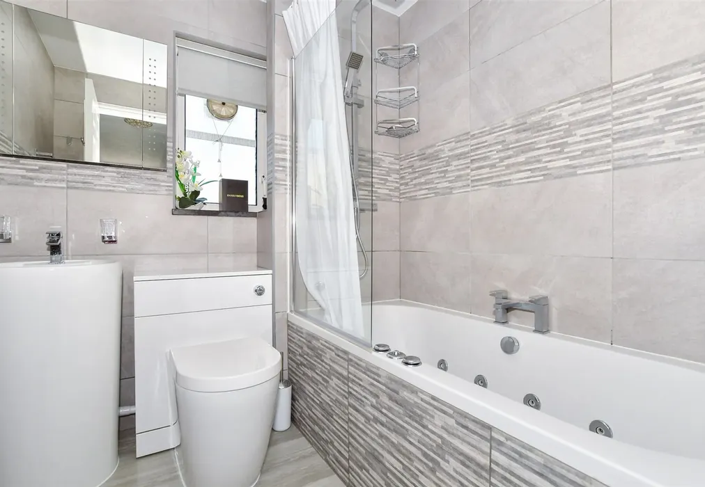 Bathroom - Halfpenny Close, Maidstone, Kent - Wards of Kent