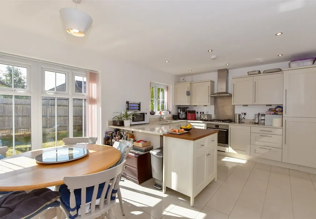 Kitchen/Diner - Waterloo Walk, Kings Hill, West Malling, Kent - Wards of Kent